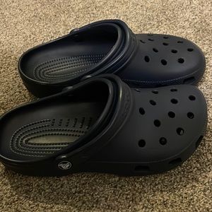 New never worn pair of navy crocs men’s seven women’s nine looking for he’s home